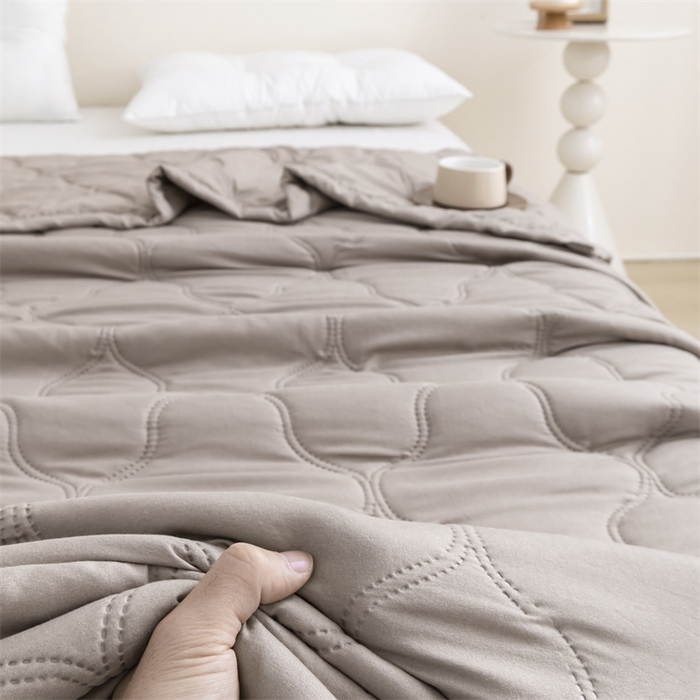 91家纺网 家纺一手货源 找家纺 梵心家纺 2026新款跨境爆款素色纯色水洗棉被TEMU热销夏被夏凉被空调 卡其色