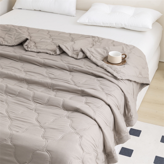 91家纺网 家纺一手货源 找家纺 梵心家纺 2026新款跨境爆款素色纯色水洗棉被TEMU热销夏被夏凉被空调 卡其色