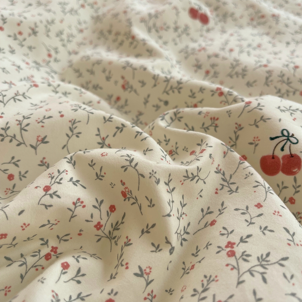 91家纺网 家纺一手货源 找家纺 梵克保罗 2026春夏新款10A抗菌全棉花边双拼云朵棉单夏被夏被夏凉被空调被四件套 双拼灰格-碎花小樱桃