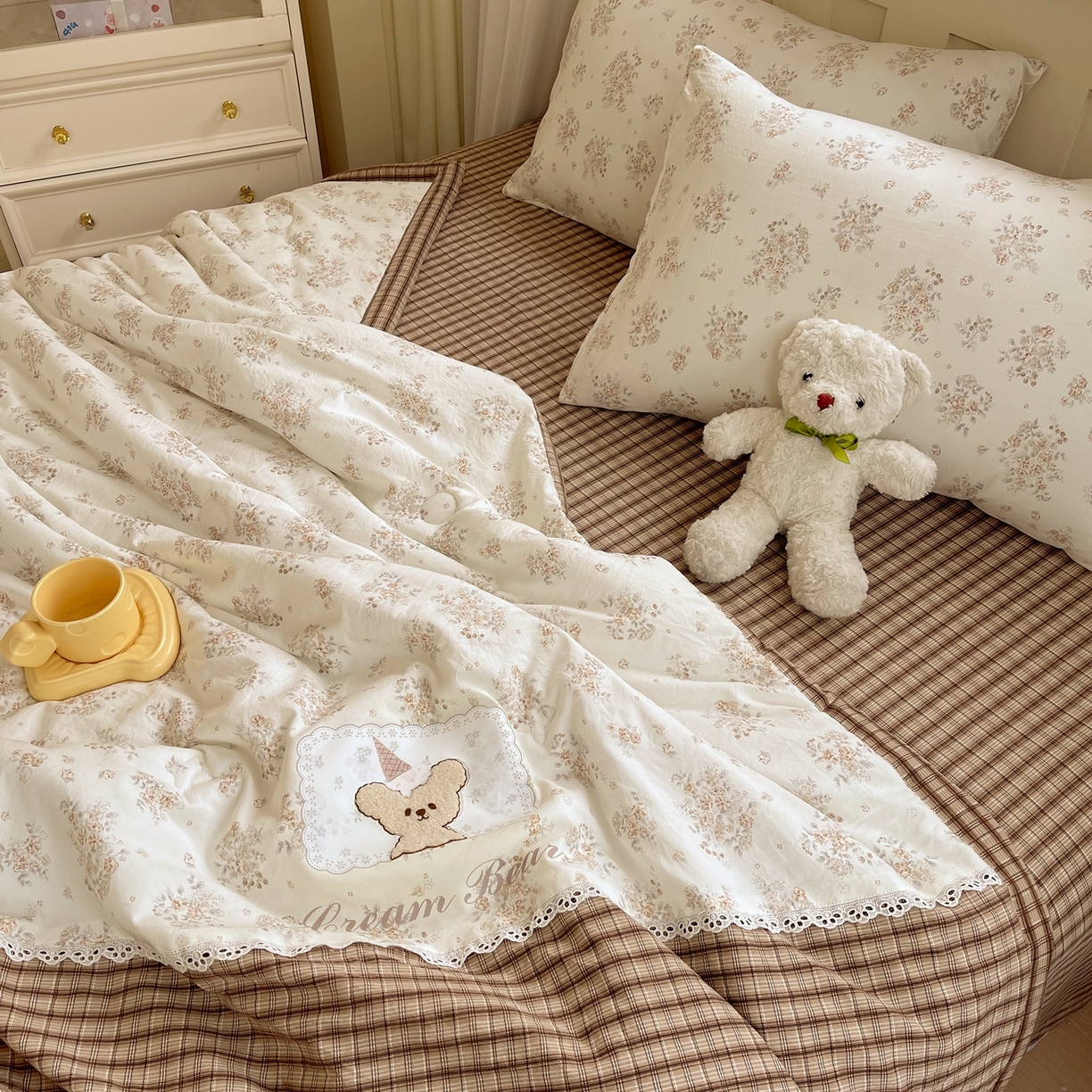 91家纺网 家纺一手货源 找家纺 梵克保罗 2026春夏新款10A抗菌全棉花边双拼云朵棉单夏被夏被夏凉被空调被四件套 双拼咖格-花田小熊