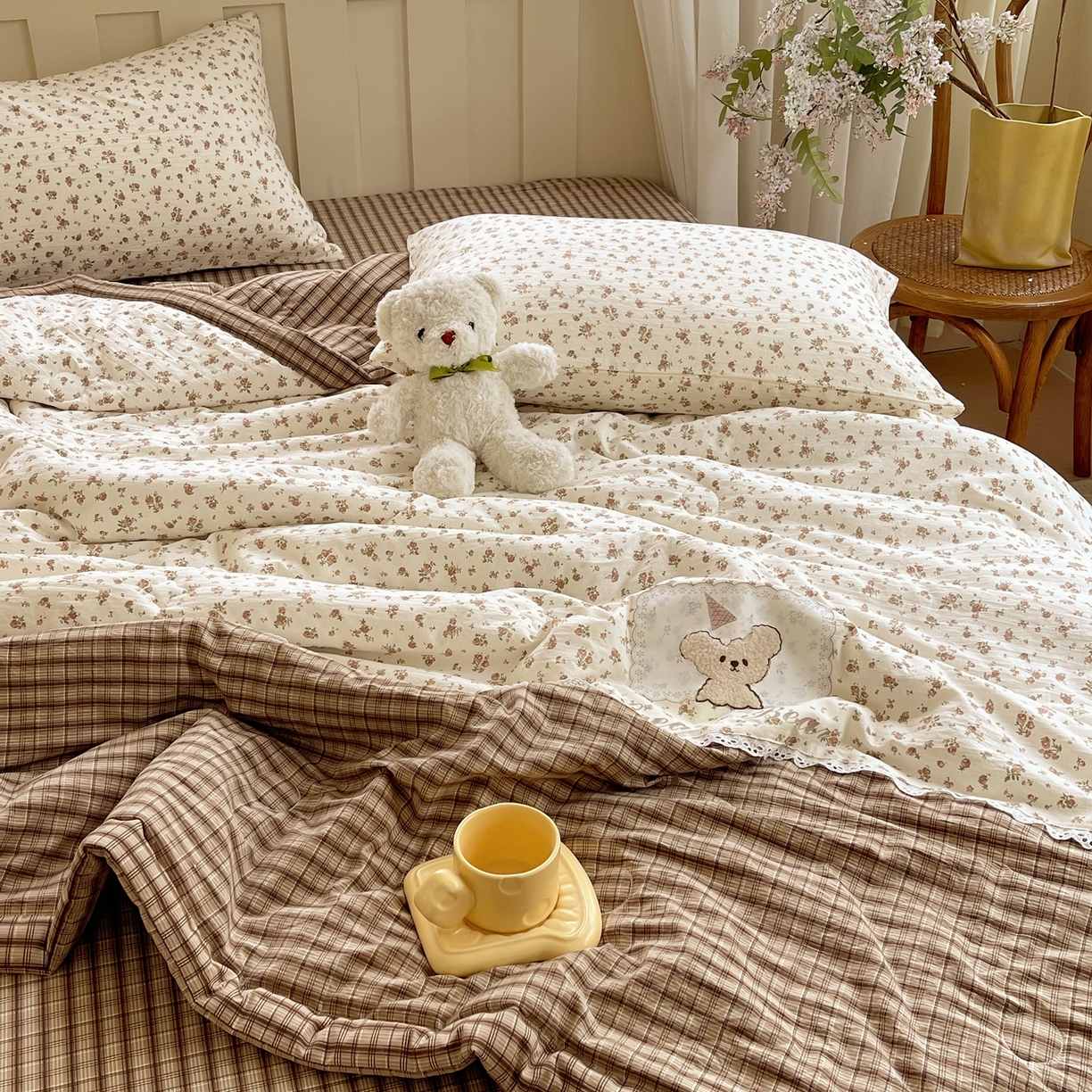 91家纺网 家纺一手货源 找家纺 梵克保罗 2026春夏新款10A抗菌全棉花边双拼云朵棉单夏被夏被夏凉被空调被四件套 双拼咖格-玫瑰小熊