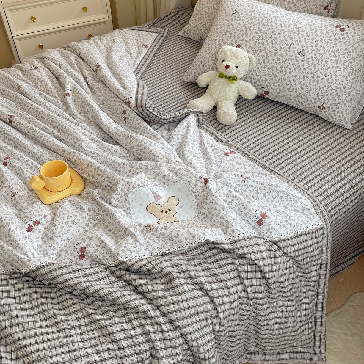 91家纺网 家纺一手货源 找家纺 梵克保罗 2026春夏新款10A抗菌全棉花边双拼云朵棉单夏被夏被夏凉被空调被四件套 双拼灰格-蝴蝶花卉