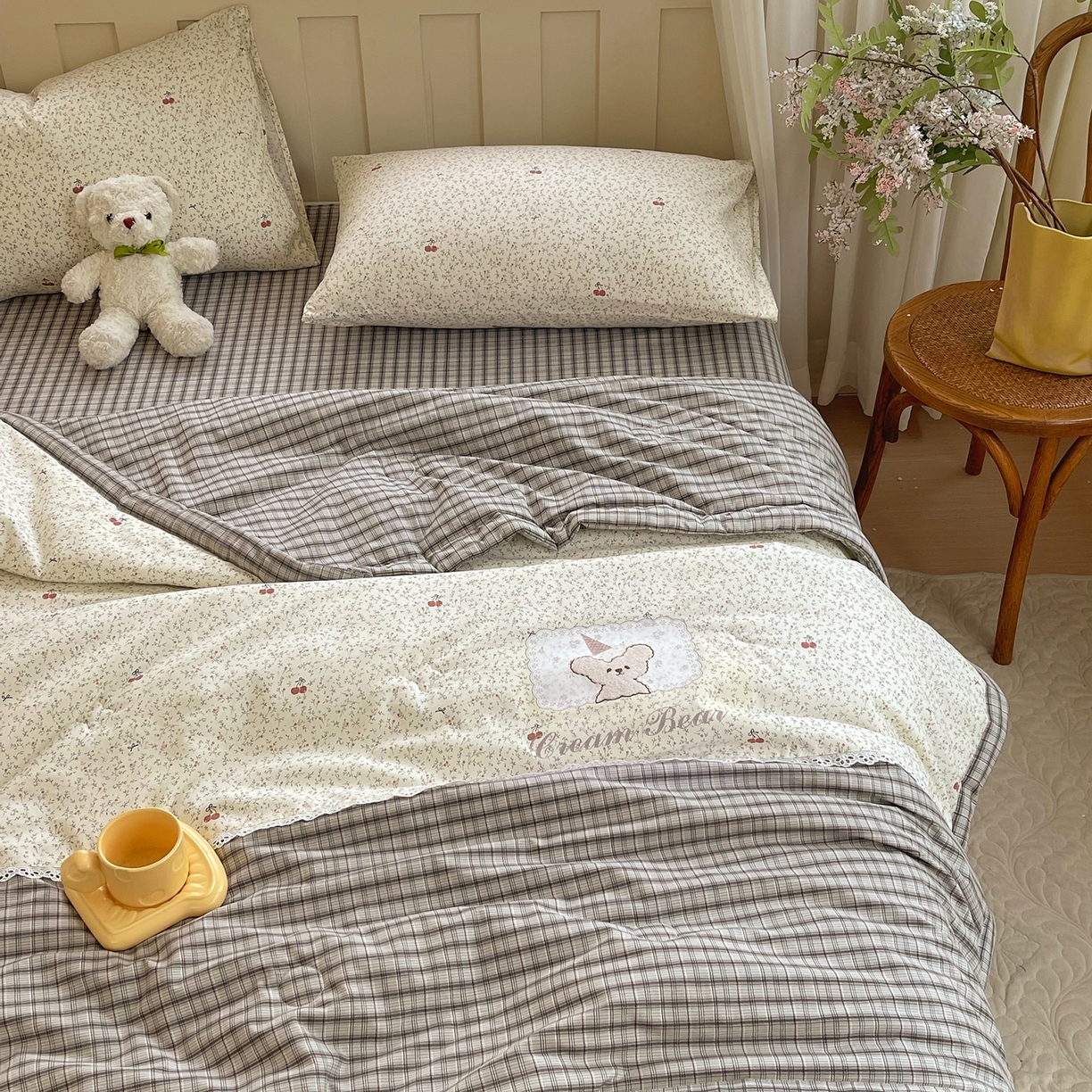 91家纺网 家纺一手货源 找家纺 梵克保罗 2026春夏新款10A抗菌全棉花边双拼云朵棉单夏被夏被夏凉被空调被四件套 双拼灰格-碎花小樱桃