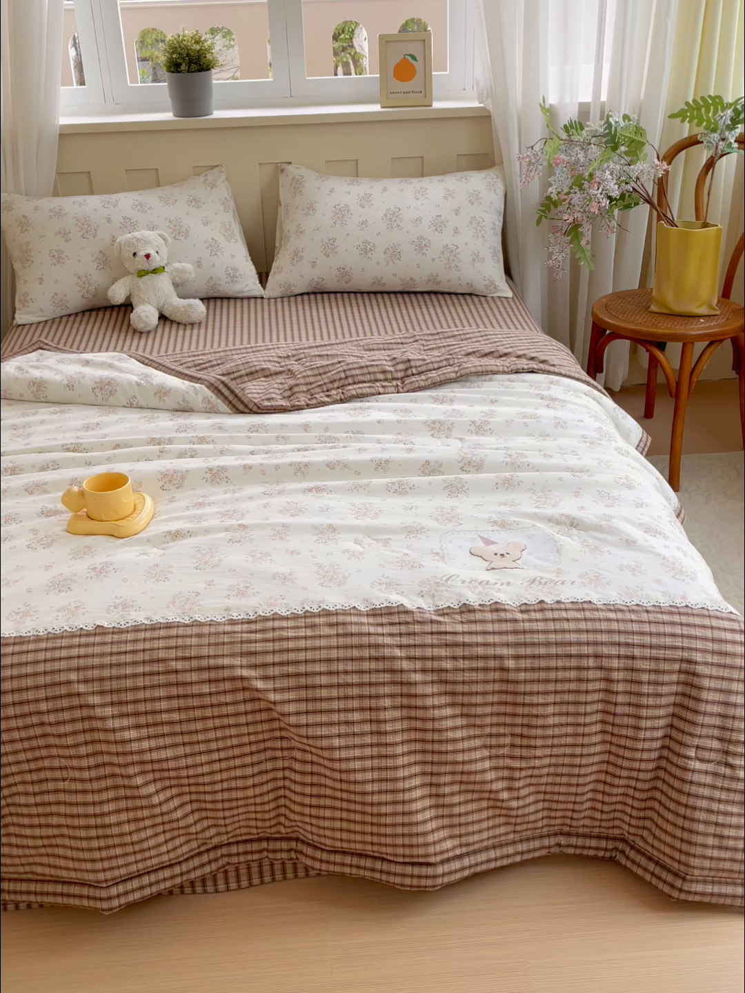 91家纺网 家纺一手货源 找家纺 梵克保罗 2026春夏新款10A抗菌全棉花边双拼云朵棉单夏被夏被夏凉被空调被四件套 双拼咖格-花田小熊