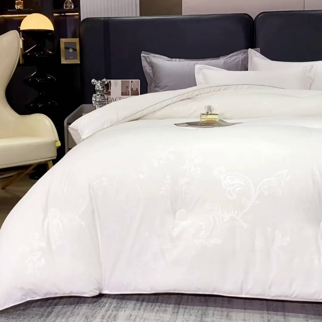 91家纺网 家纺一手货源 找家纺 奕宸居 2026春夏新款全棉纯棉提花酒店蚕丝被子被芯 白色