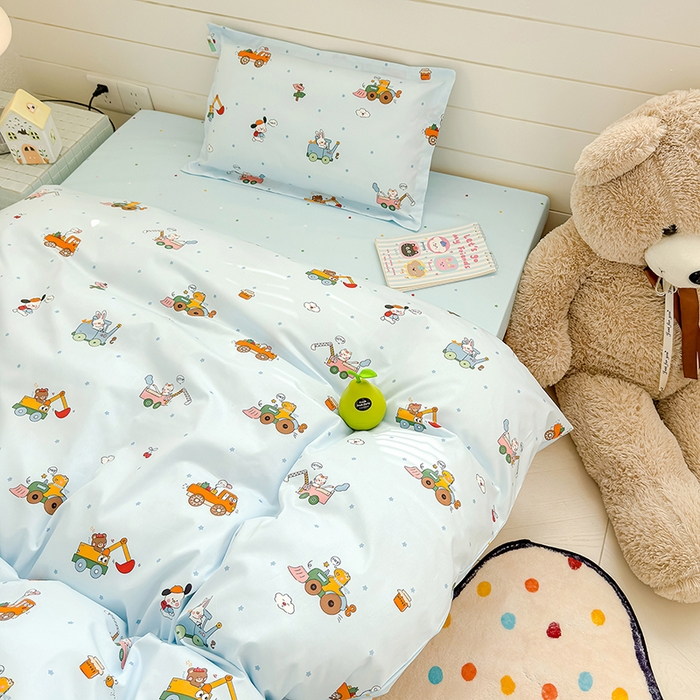 91家纺网 家纺一手货源 找家纺 良佐生活  2026年新款A类铂金精梳全棉学生三件套 挖机小分队