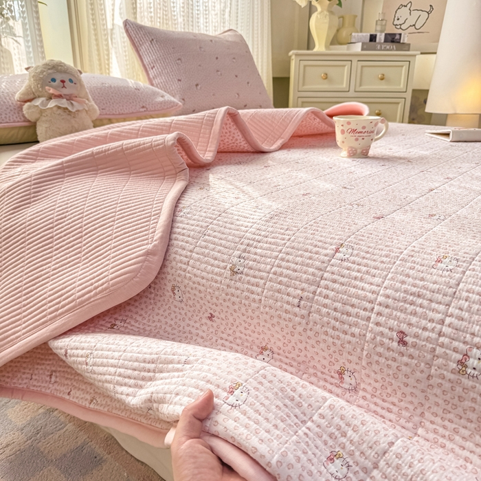91家纺网 家纺一手货源 找家纺 家喜爱 2026新款木棉皱皱纱床盖（可提供买家秀） 粉豹Kitty