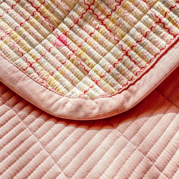 91家纺网 家纺一手货源 找家纺 家喜爱 2026新款木棉皱皱纱床盖（可提供买家秀） 粉色格格心