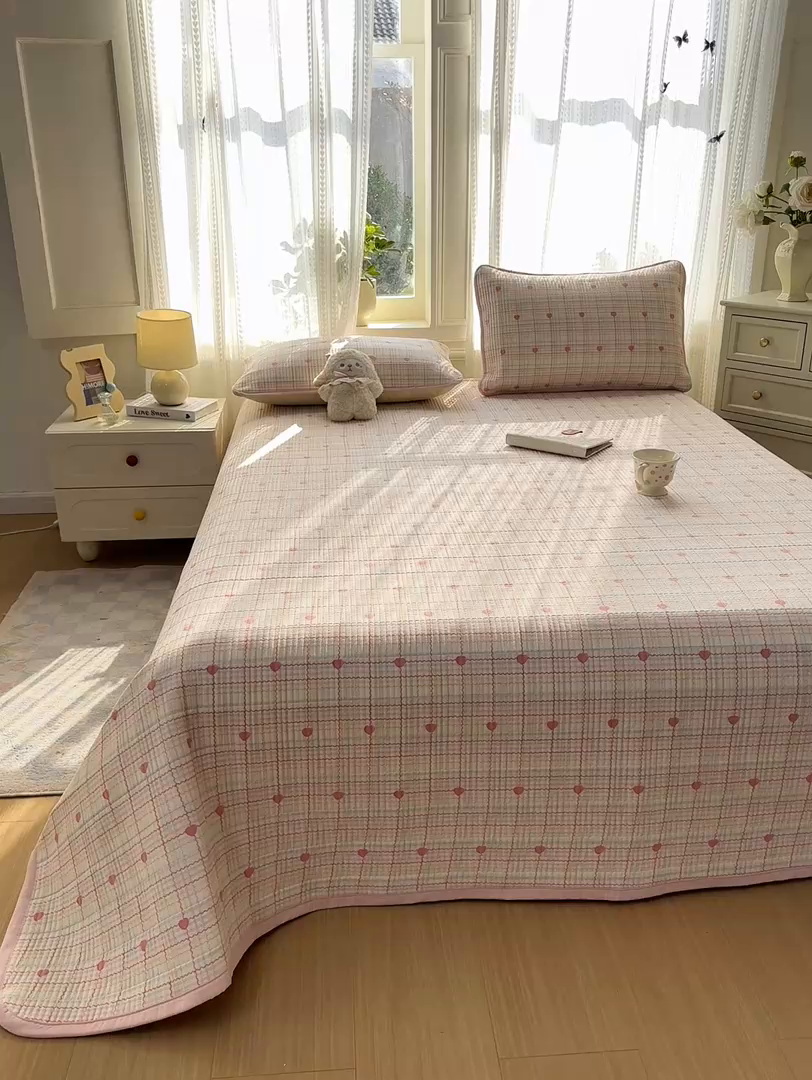 91家纺网 家纺一手货源 找家纺 家喜爱 2026新款木棉皱皱纱床盖（可提供买家秀） 粉色格格心