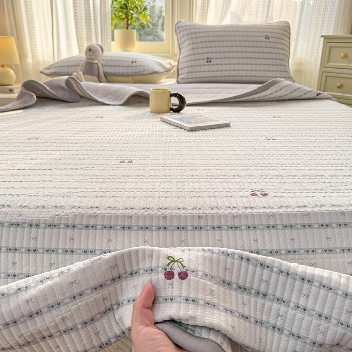 91家纺网 家纺一手货源 找家纺 家喜爱 2026新款木棉皱皱纱床盖（可提供买家秀） 条纹樱桃