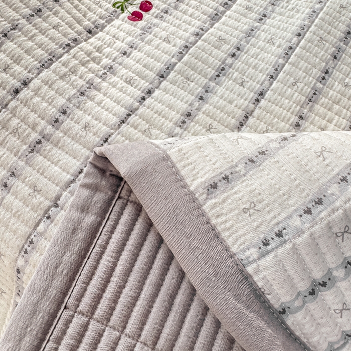 91家纺网 家纺一手货源 找家纺 家喜爱 2026新款木棉皱皱纱床盖（可提供买家秀） 条纹樱桃