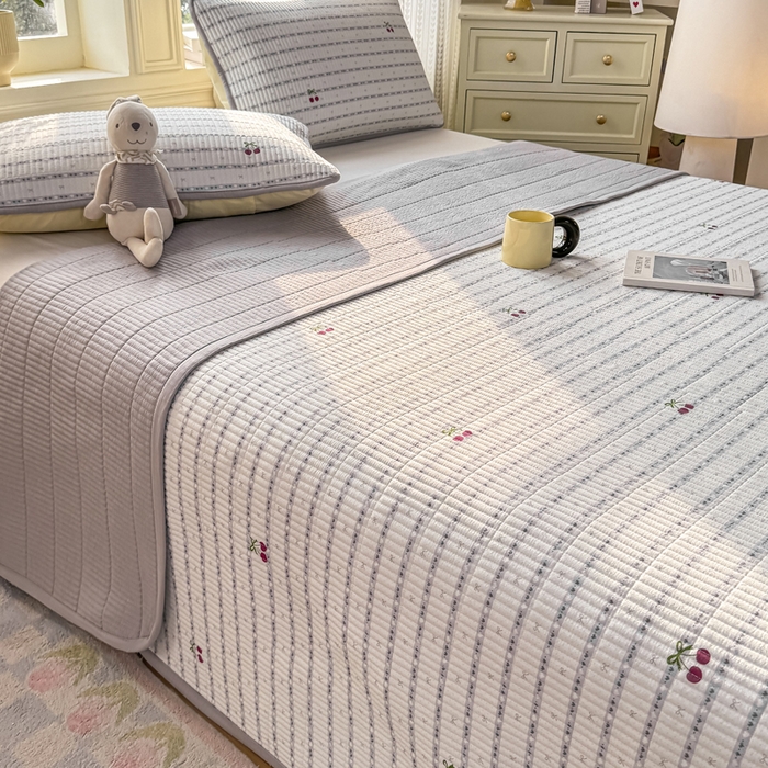 91家纺网 家纺一手货源 找家纺 家喜爱 2026新款木棉皱皱纱床盖（可提供买家秀） 条纹樱桃