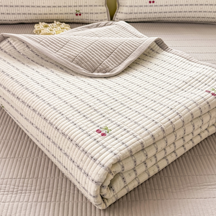 91家纺网 家纺一手货源 找家纺 家喜爱 2026新款木棉皱皱纱床盖（可提供买家秀） 条纹樱桃