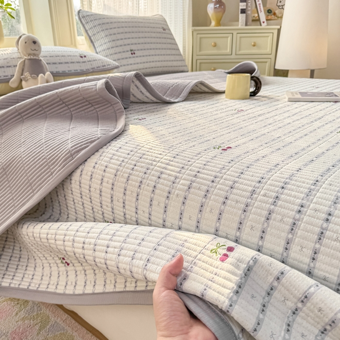 91家纺网 家纺一手货源 找家纺 家喜爱 2026新款木棉皱皱纱床盖（可提供买家秀） 条纹樱桃