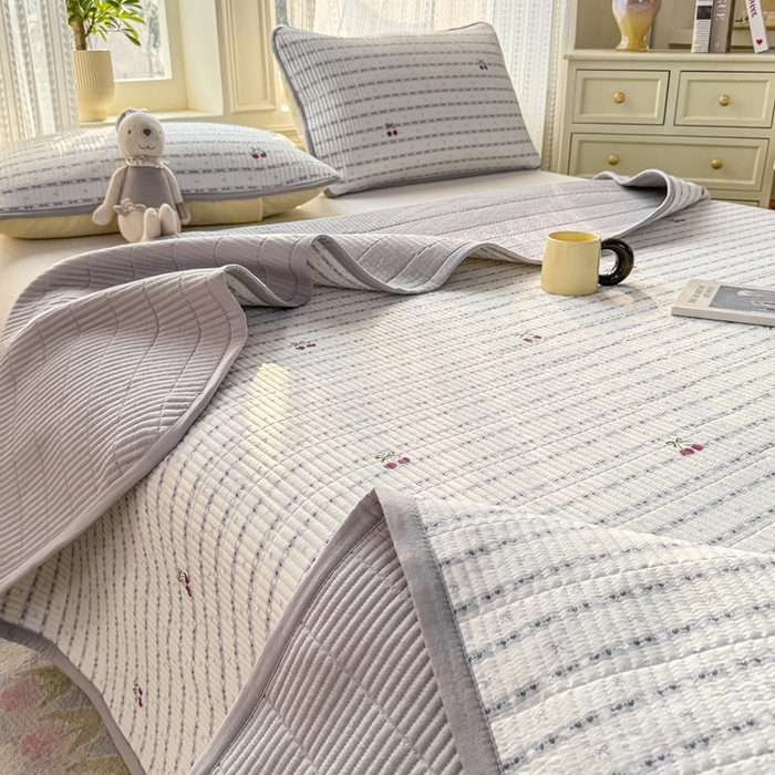 91家纺网 家纺一手货源 找家纺 家喜爱 2026新款木棉皱皱纱床盖（可提供买家秀） 条纹樱桃