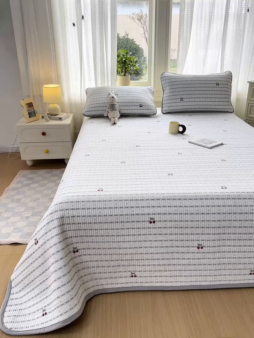 91家纺网 家纺一手货源 找家纺 家喜爱 2026新款木棉皱皱纱床盖（可提供买家秀） 条纹樱桃