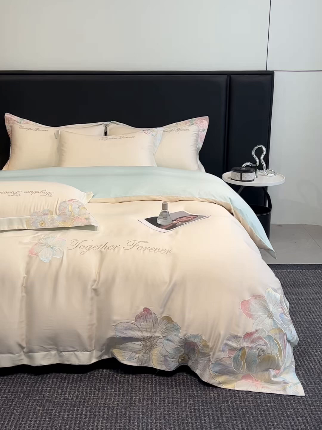 91家纺网 家纺一手货源 找家纺 2026新款高支高密刺绣四件套-花溪系列 花溪-奶昔白＋蓝