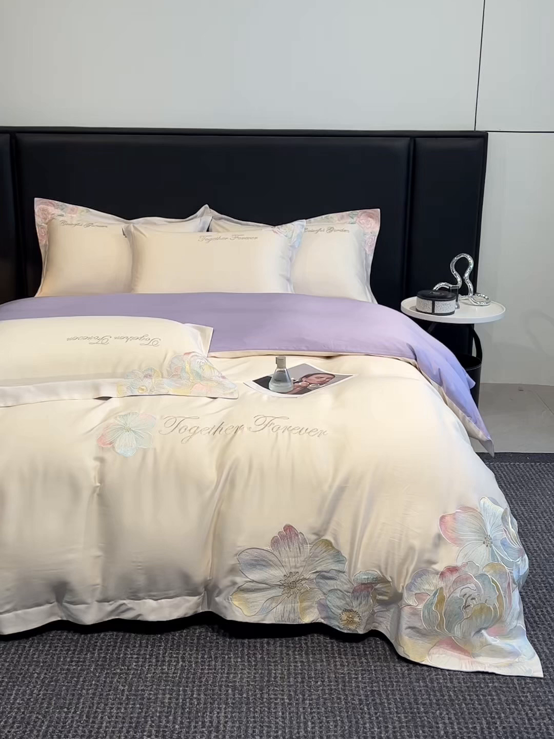 91家纺网 家纺一手货源 找家纺 2026新款高支高密刺绣四件套-花溪系列 花溪-奶昔白＋紫