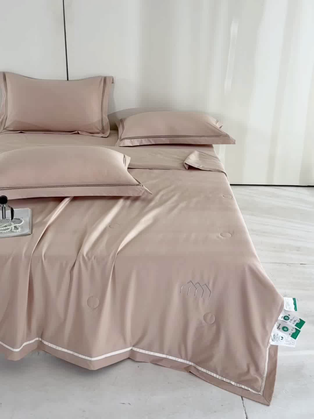 91家纺网 家纺一手货源 找家纺 欧夏家纺 2026新款氢氧丝凉感刺绣夏被拼角夏被纯色夏凉被空调被子薄被直播供货外贸 拿铁咖