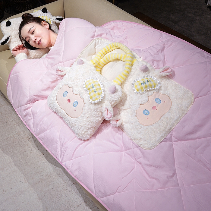 91家纺网 家纺一手货源 找家纺 仟亿莱  2026年新款绵绵羊手提式抱枕被 小黑羊抱枕被