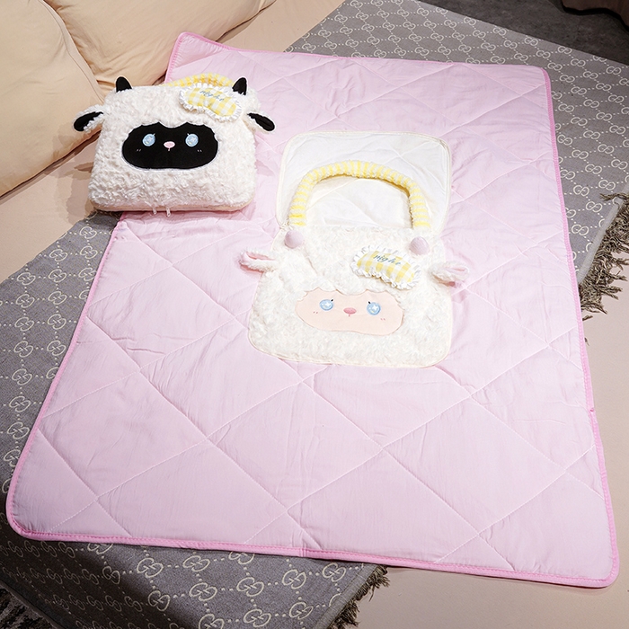 91家纺网 家纺一手货源 找家纺 仟亿莱  2026年新款绵绵羊手提式抱枕被 小黑羊抱枕被