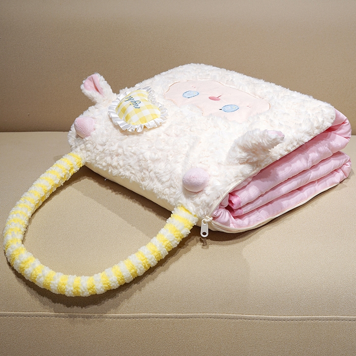 91家纺网 家纺一手货源 找家纺 仟亿莱  2026年新款绵绵羊手提式抱枕被 小黑羊抱枕被