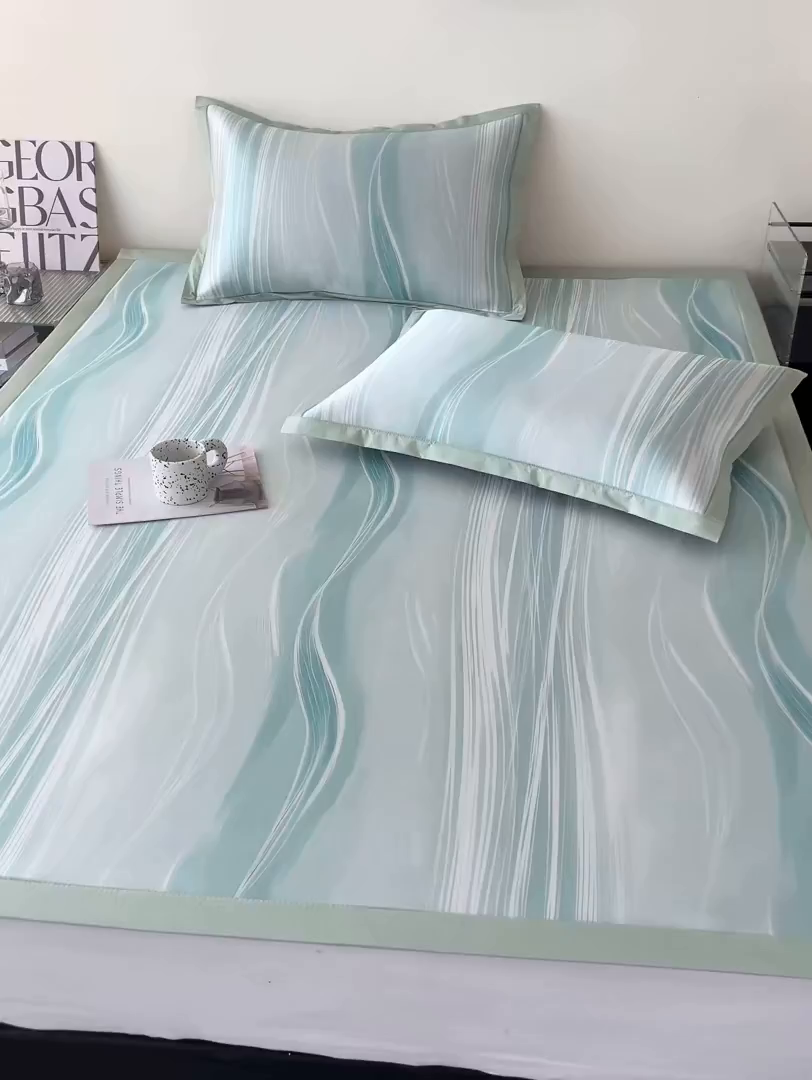 91家纺网 家纺一手货源 找家纺 倾慕家纺 2026新款A类简约风牛奶丝数码印花冰丝凉席 曲线幻影绿