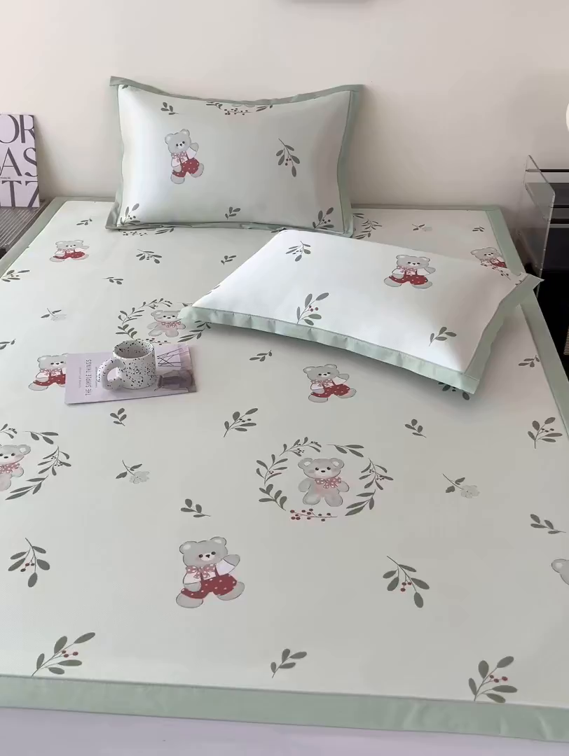 91家纺网 家纺一手货源 找家纺 倾慕家纺 2026新款A类简约风牛奶丝数码印花冰丝凉席 花园熊