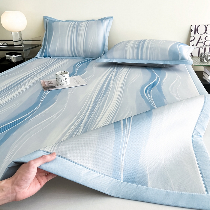 91家纺网 家纺一手货源 找家纺 倾慕家纺 2026新款A类简约风牛奶丝数码印花冰丝凉席 曲线幻影蓝