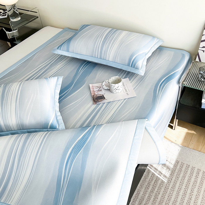 91家纺网 家纺一手货源 找家纺 倾慕家纺 2026新款A类简约风牛奶丝数码印花冰丝凉席 曲线幻影蓝