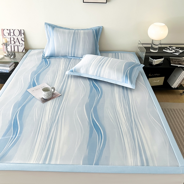 91家纺网 家纺一手货源 找家纺 倾慕家纺 2026新款A类简约风牛奶丝数码印花冰丝凉席 曲线幻影蓝