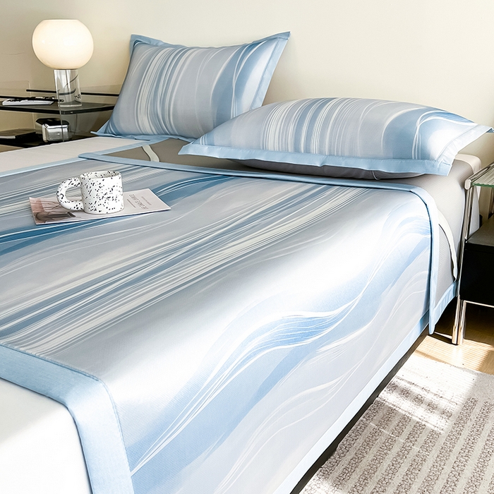 91家纺网 家纺一手货源 找家纺 倾慕家纺 2026新款A类简约风牛奶丝数码印花冰丝凉席 曲线幻影蓝