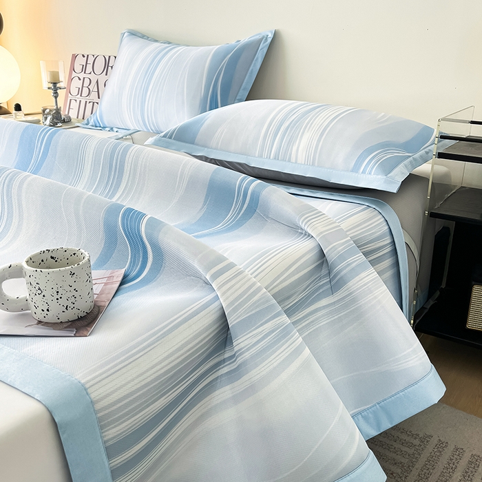 91家纺网 家纺一手货源 找家纺 倾慕家纺 2026新款A类简约风牛奶丝数码印花冰丝凉席 曲线幻影蓝