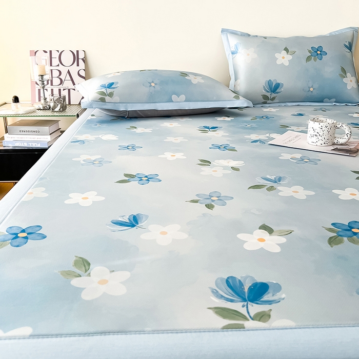 91家纺网 家纺一手货源 找家纺 倾慕家纺 2026新款A类简约风牛奶丝数码印花冰丝凉席 梦幻花朵蓝