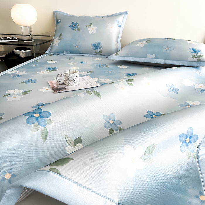 91家纺网 家纺一手货源 找家纺 倾慕家纺 2026新款A类简约风牛奶丝数码印花冰丝凉席 梦幻花朵蓝