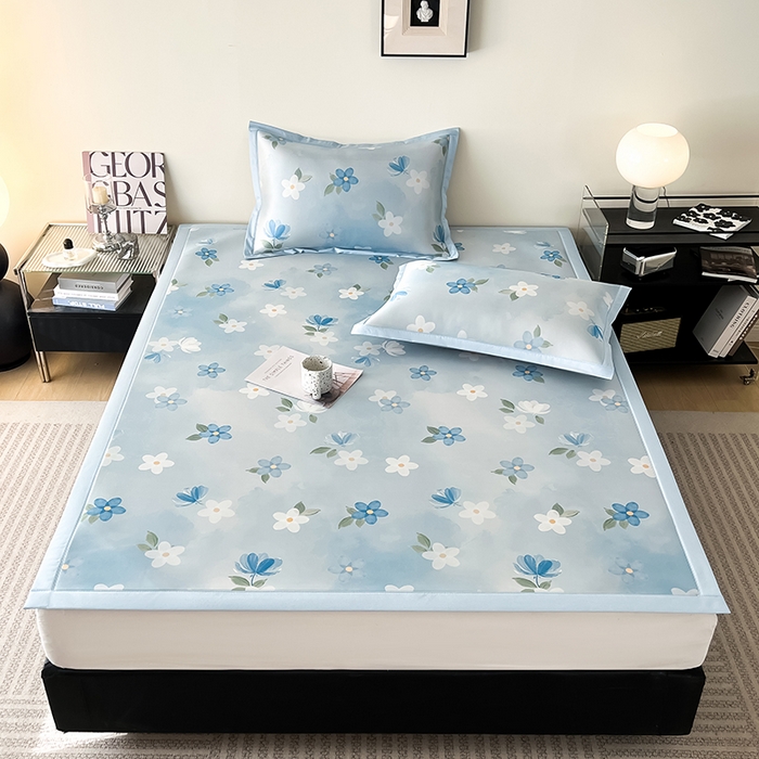 91家纺网 家纺一手货源 找家纺 倾慕家纺 2026新款A类简约风牛奶丝数码印花冰丝凉席 梦幻花朵蓝