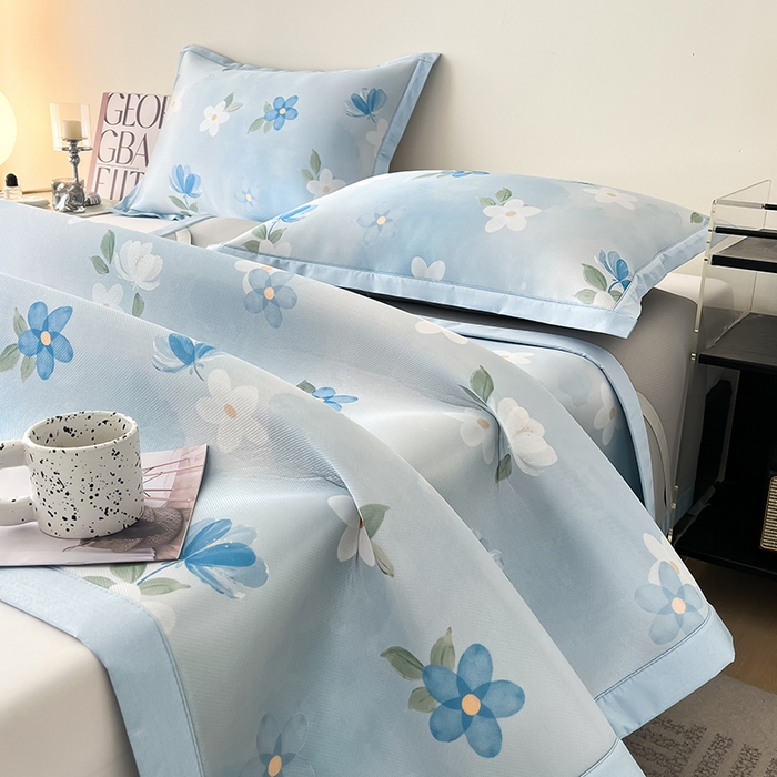 91家纺网 家纺一手货源 找家纺 倾慕家纺 2026新款A类简约风牛奶丝数码印花冰丝凉席 梦幻花朵蓝