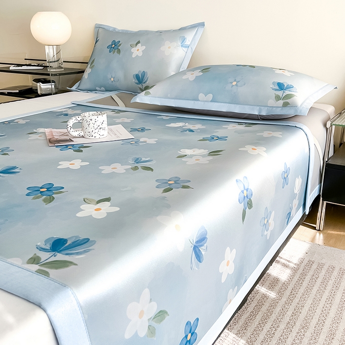 91家纺网 家纺一手货源 找家纺 倾慕家纺 2026新款A类简约风牛奶丝数码印花冰丝凉席 梦幻花朵蓝