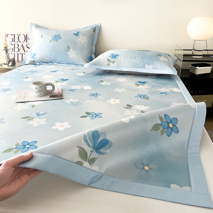 91家纺网 家纺一手货源 找家纺 倾慕家纺 2026新款A类简约风牛奶丝数码印花冰丝凉席 梦幻花朵蓝