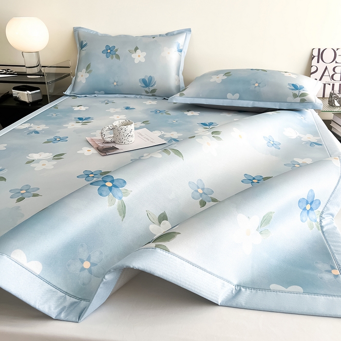 91家纺网 家纺一手货源 找家纺 倾慕家纺 2026新款A类简约风牛奶丝数码印花冰丝凉席 梦幻花朵蓝