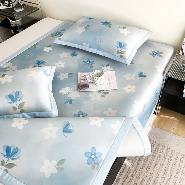 91家纺网 家纺一手货源 找家纺 倾慕家纺 2026新款A类简约风牛奶丝数码印花冰丝凉席 梦幻花朵蓝