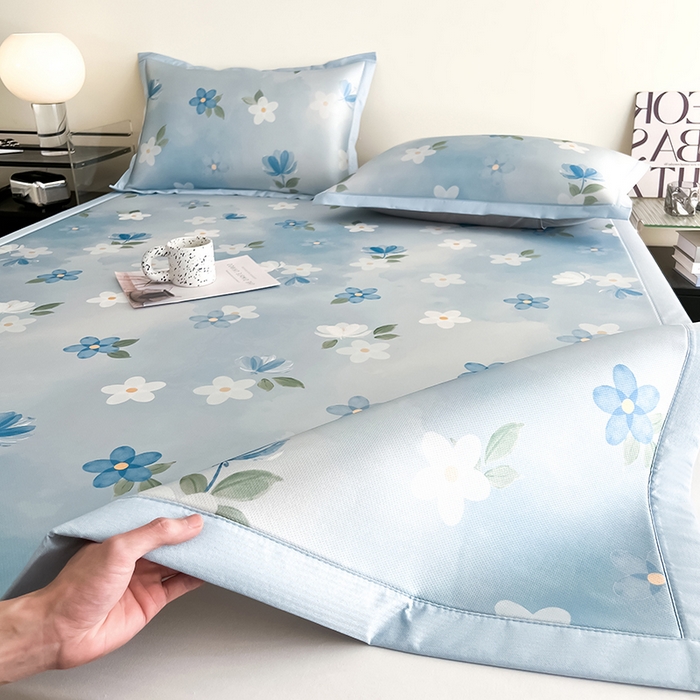 91家纺网 家纺一手货源 找家纺 倾慕家纺 2026新款A类简约风牛奶丝数码印花冰丝凉席 梦幻花朵蓝