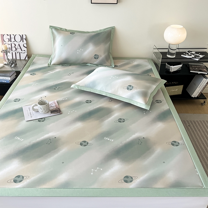 91家纺网 家纺一手货源 找家纺 倾慕家纺 2026新款A类简约风牛奶丝数码印花冰丝凉席 梦幻星球绿