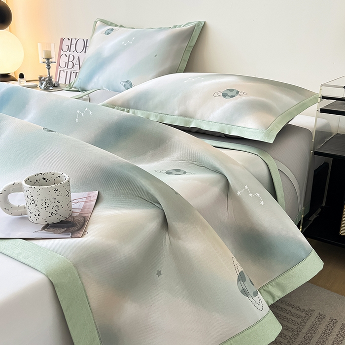 91家纺网 家纺一手货源 找家纺 倾慕家纺 2026新款A类简约风牛奶丝数码印花冰丝凉席 梦幻星球绿