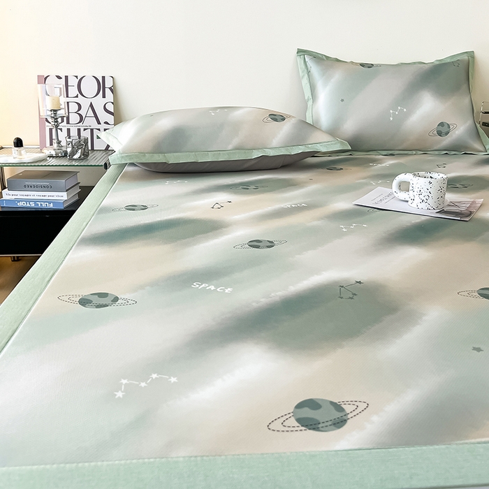 91家纺网 家纺一手货源 找家纺 倾慕家纺 2026新款A类简约风牛奶丝数码印花冰丝凉席 梦幻星球绿