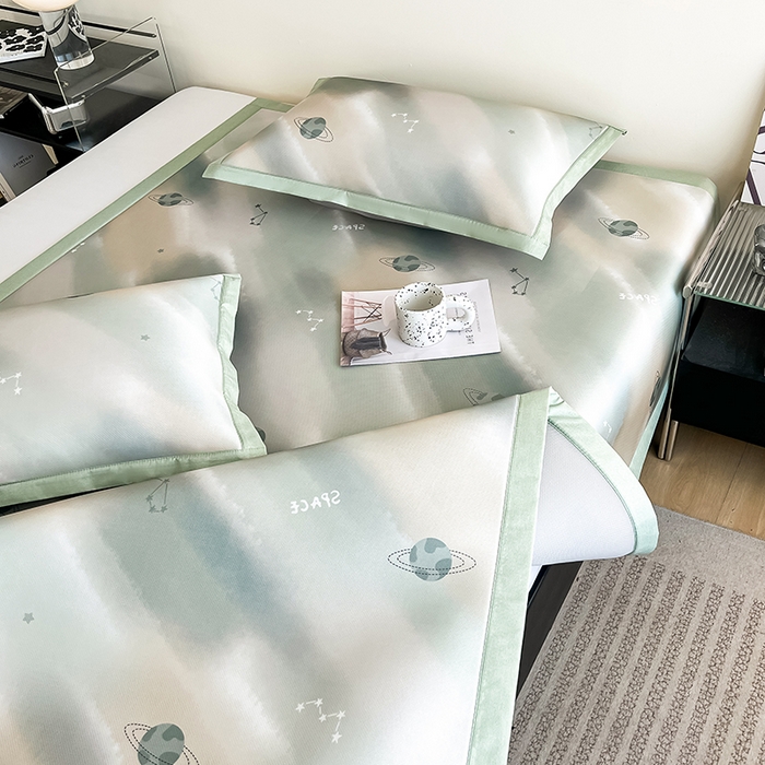 91家纺网 家纺一手货源 找家纺 倾慕家纺 2026新款A类简约风牛奶丝数码印花冰丝凉席 梦幻星球绿