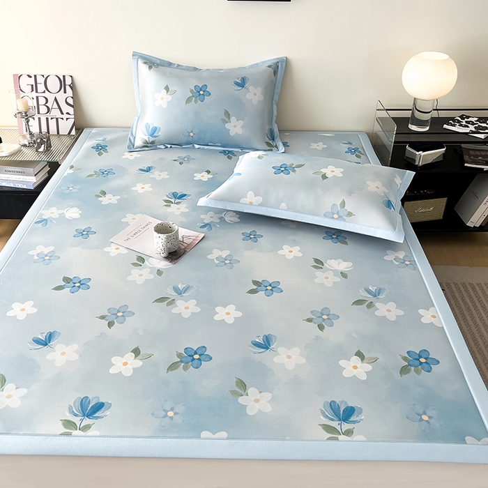 91家纺网 家纺一手货源 找家纺 倾慕家纺 2026新款A类简约风牛奶丝数码印花冰丝凉席 梦幻花朵蓝