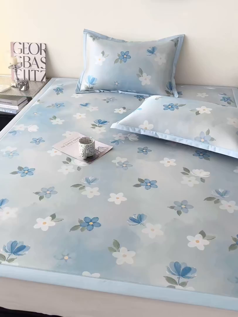 91家纺网 家纺一手货源 找家纺 倾慕家纺 2026新款A类简约风牛奶丝数码印花冰丝凉席 梦幻花朵蓝