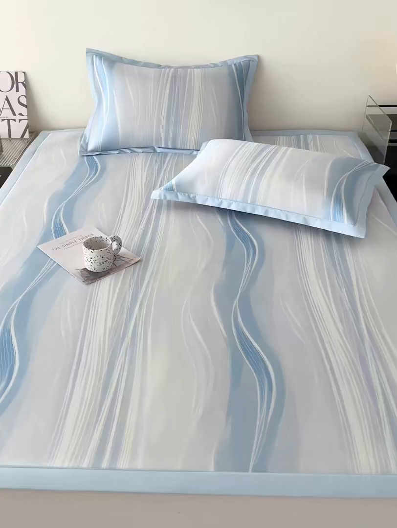 91家纺网 家纺一手货源 找家纺 倾慕家纺 2026新款A类简约风牛奶丝数码印花冰丝凉席 曲线幻影蓝