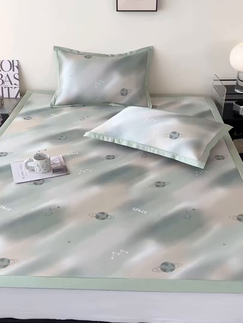 91家纺网 家纺一手货源 找家纺 倾慕家纺 2026新款A类简约风牛奶丝数码印花冰丝凉席 梦幻星球绿